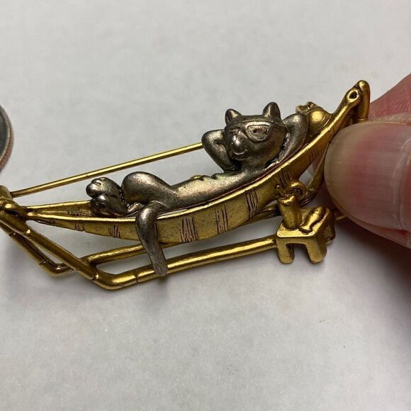 Danecraft vintage cat in hammock 2 toned brooch pin - Picture 3 of 7